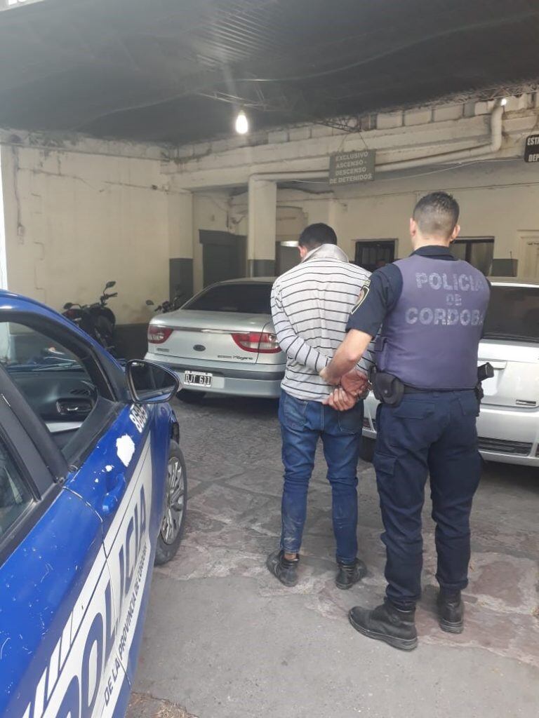 Joven detenido en barrio Tiro Federal, Alta Gracia.