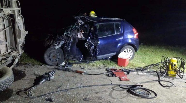 En el Sandero viajaban dos mayores y un menor (La Brújula 24)