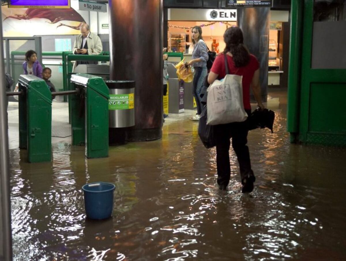 Trenes y subtes limitados y calles anegadas por el temporal en Buenos Aires