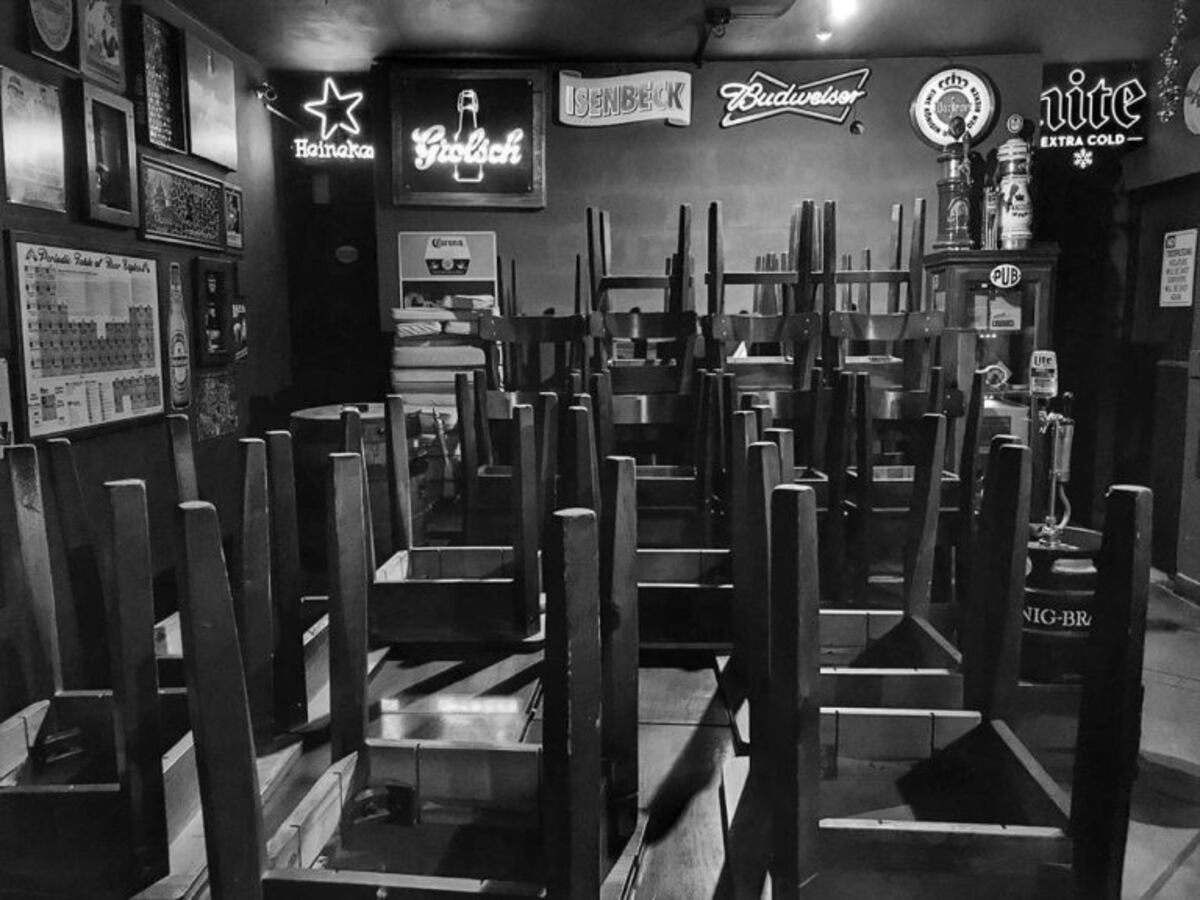 "No más sillas al revés": avanza la petición para reabrir restaurantes y bares porteños