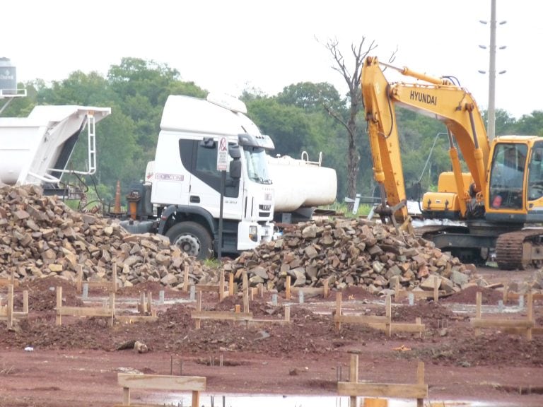 Movimiento de suelos en la futura planta de energía solar de Posadas. (Dwns)