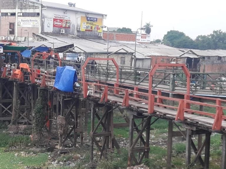 La pasarela de la amistad se ve vacía cuando normalmente está llena de gente