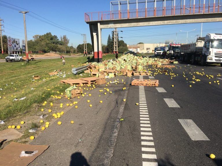 Camión volcó sobre Circunvalación este jueves. (@jmartin_orozco)