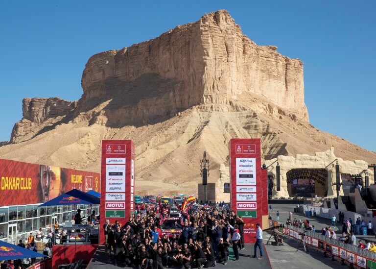 El imponente marco natural del podio en Qiddiya, Arabia Saudita. El Dakar es propiedad de ASO (Amaury Sport Organisation), empresa francesa que lo organiza desde 1994.