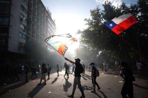 En medio de las protestas en Chile, los protestantes atacan la Embajada Argentina