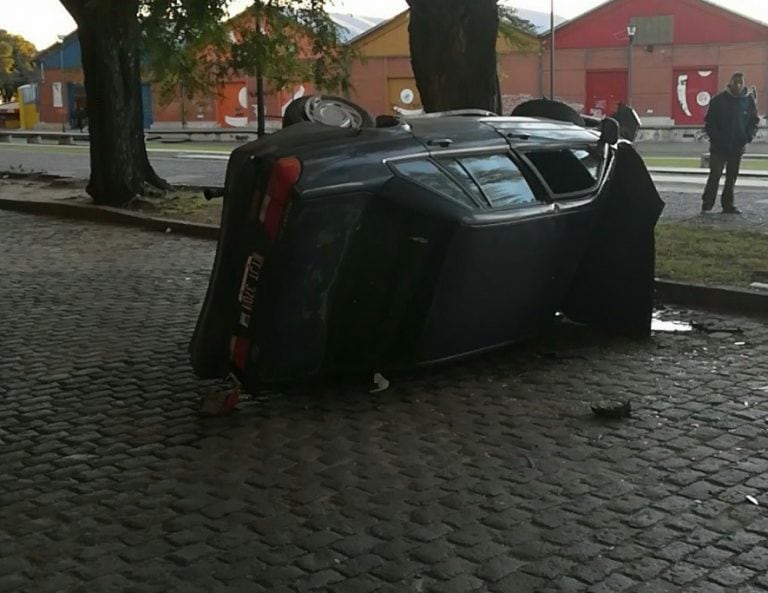 Sigue el misterio alrededor del Ford Galaxy que apareció volcado en plena avenida. (@pckassabian)