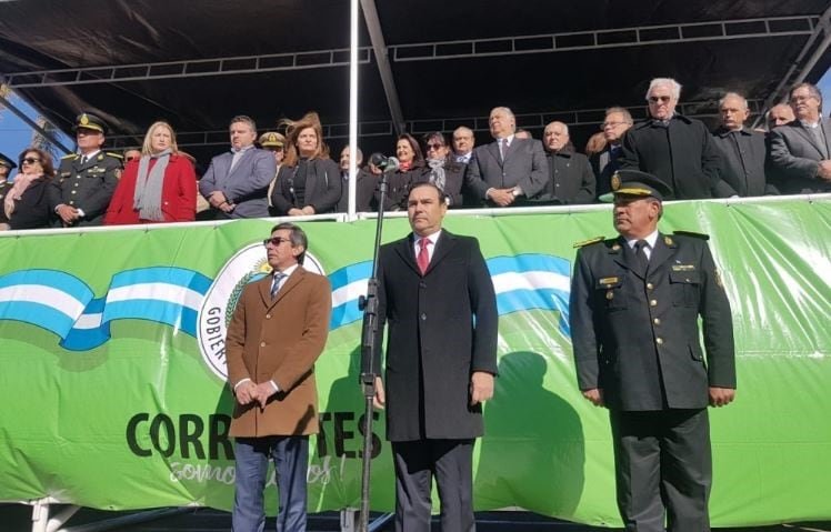 Gustavo Valdés encabezó el acto por el Día de la Policía de Corrientes. (Foto: Época)