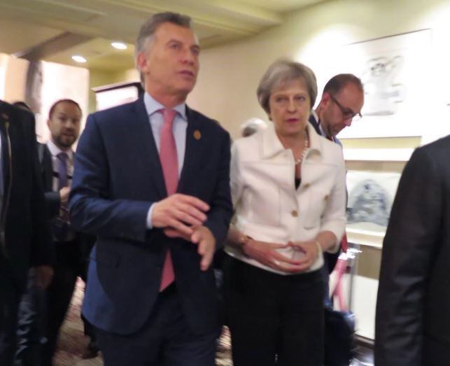 Theresa May y Macri en los pasillos del hotel