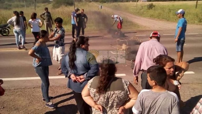 Vecinos de Presidencia de la Plaza realizaron un piquete en protesta por los costos de las tarifas de luz y agua. Foto: Norte.