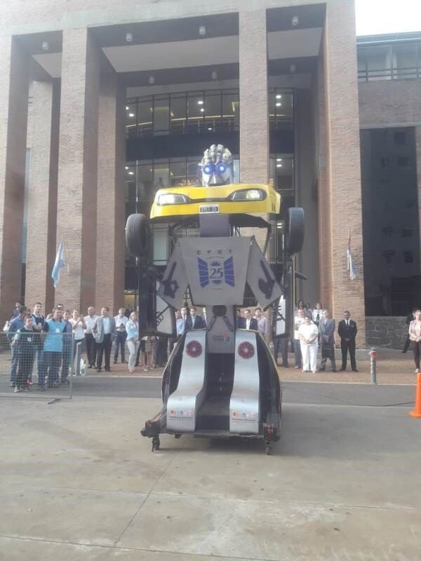 El auto "Transformers" en la Legislatura provincial.(Fuente: Misiones Online).