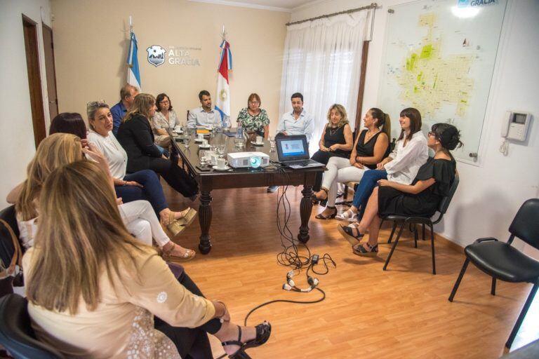 Reunión sobre el Porgrama "Punto Mujer" en el Festival Mionca, Alta Gracia.