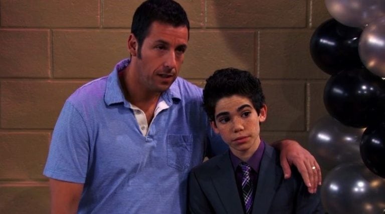 Adam Sandler junto a Cameron Boyce en "Son como niños" (web)