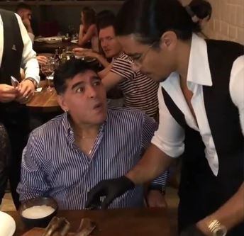 Maradona quedó maravillado con el chef de la sal.