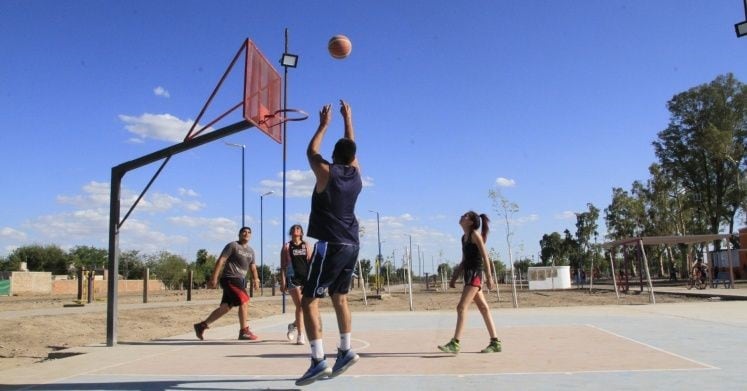 Polémica por un "parque" sin césped.