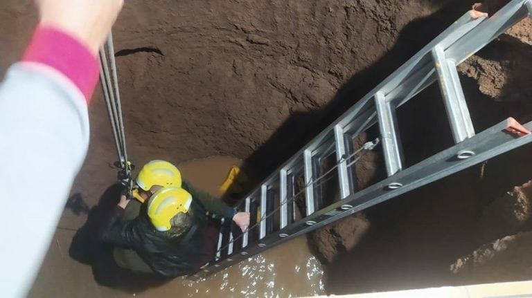 Los Bomberos Voluntarios de Las Rosas encabezaron el operativo de rescate. (Facebook)