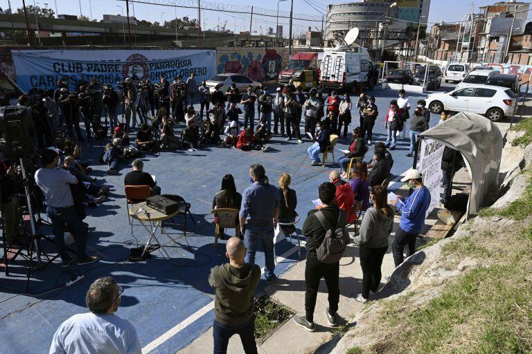 Reunión informativa en el Barrio 31, una de las zonas más perjudicadas por el coornavirus (Foto: JUAN MABROMATA / AFP)