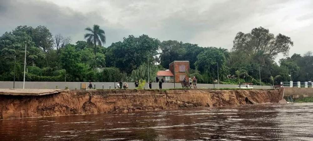 Debido a las intensas lluvias, se desprendió la costanera de Esquina.