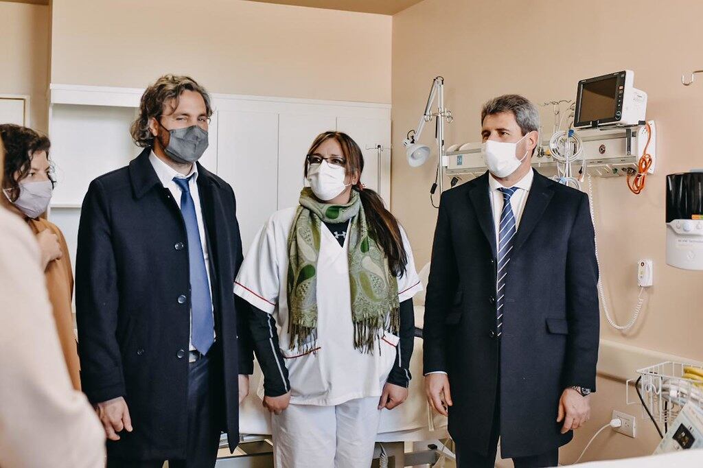 Santiago Cafiero, jefe de Gabinete, y Carla Vizzotti, ministra de Salud, en la inauguración del hospital de Santa Rosa en San juan.