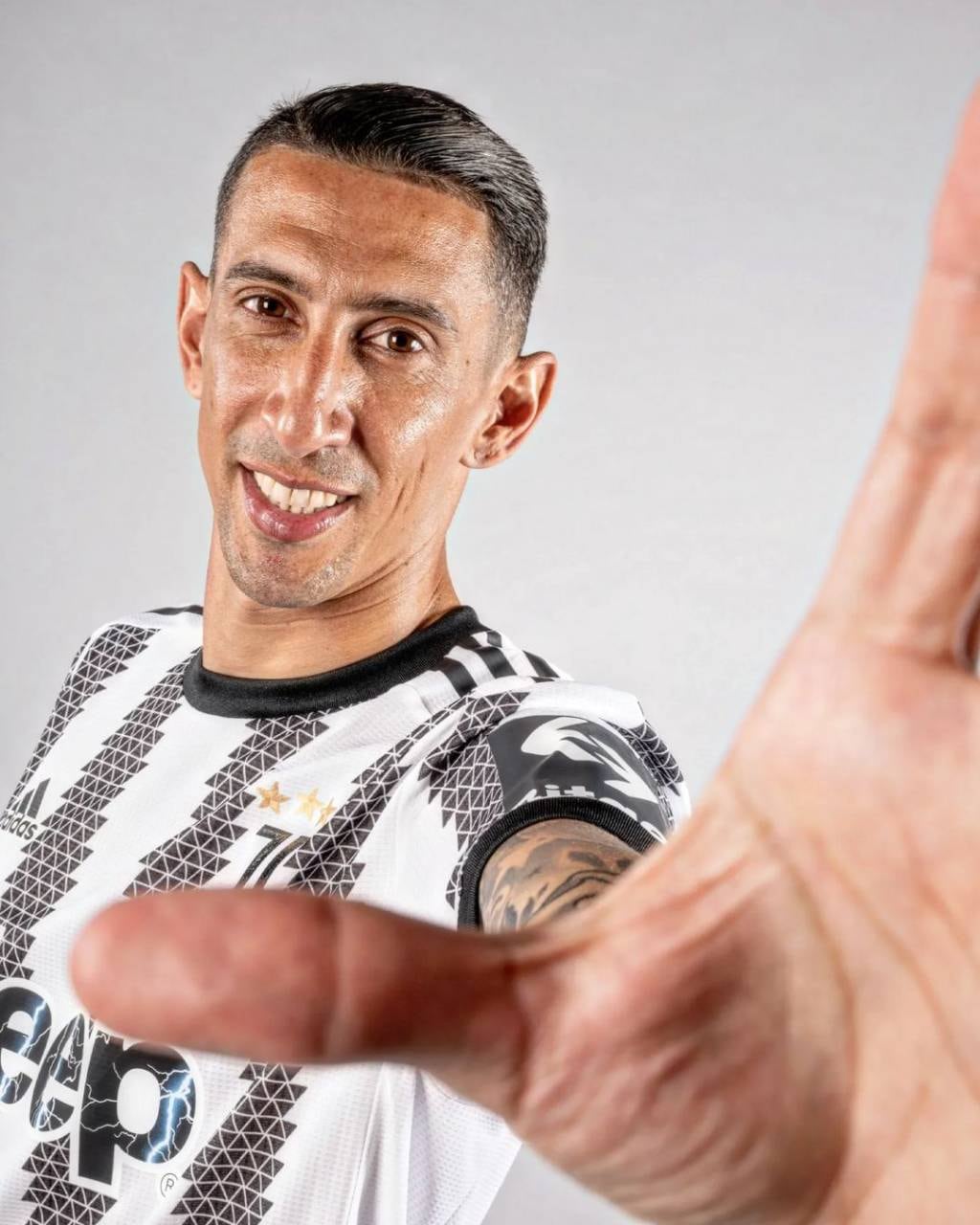 Di María se sacó sus primeras fotos con la camiseta blanca y negra en su primera experiencia en la liga italiana.