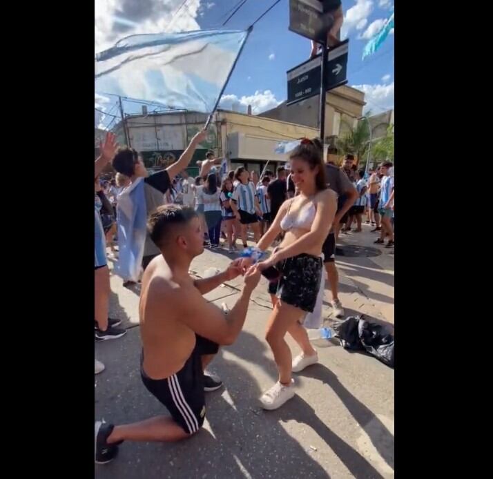 Nicolás le propuso matrimonio a Pamela en pleno festejo por Argentina campeón.