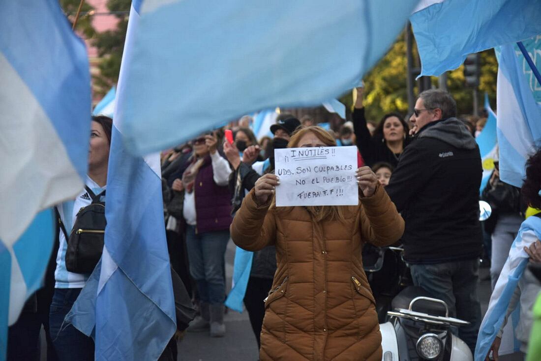 Un grupo de personas se convocó en el Patio Olmos para protestar contra el gobierno (Facundo Luque / La Voz)