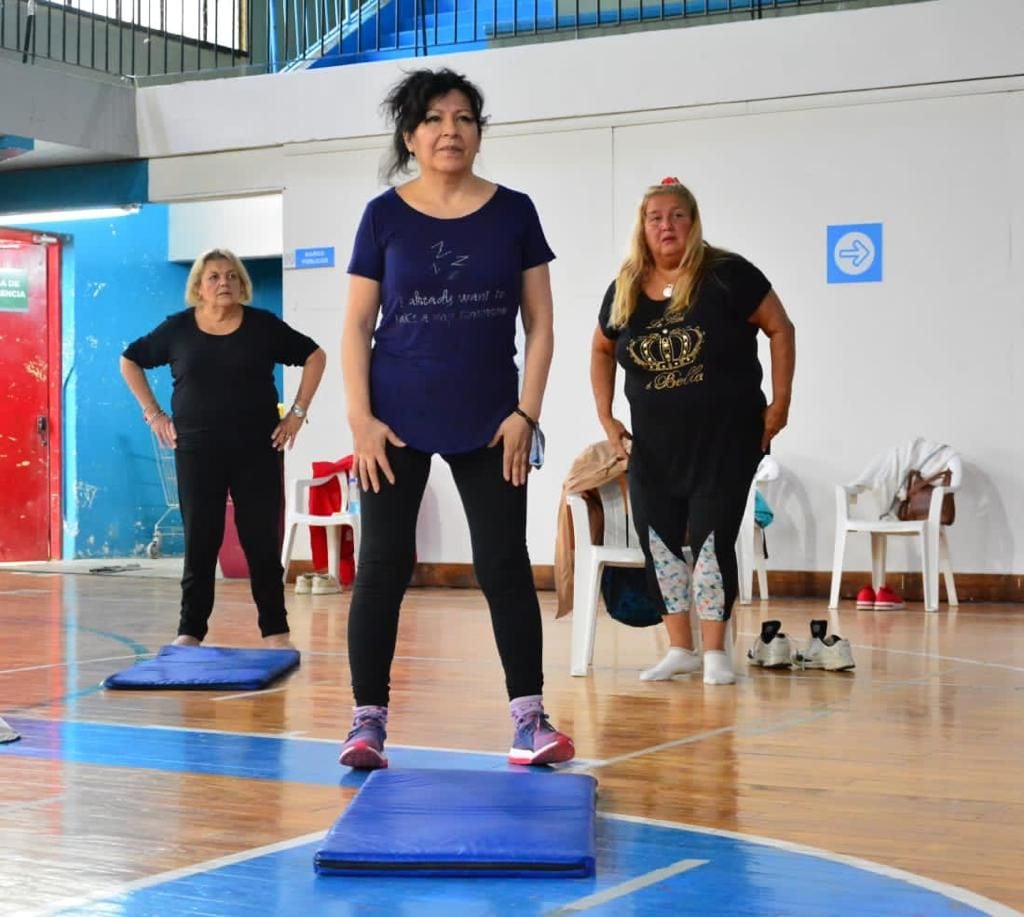 La actividad reunió a 50 personas mayores que participaron de clase de zumba y yoga y posteriormente compartieron una merienda.