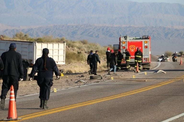 Tuvo que trabajar personal de Bomberos para liberar los cuerpos de la camioneta.