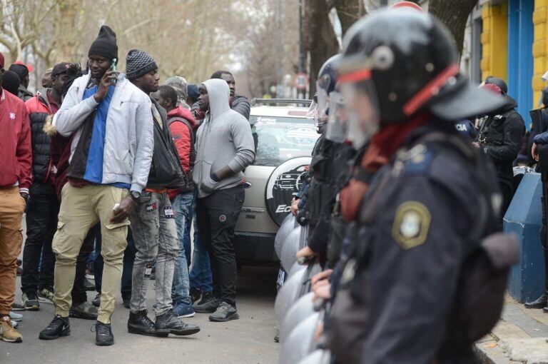 Senegaleses marchan hacia Fiscalía para pedir por los detenidos.