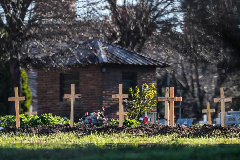 Vista de varias cruces sobre las tumbas de los fallecidos por COVID-19 en el Cementerio de Flores, en Buenos Aires (Argentina). EFE/Juan Ignacio Roncoroni