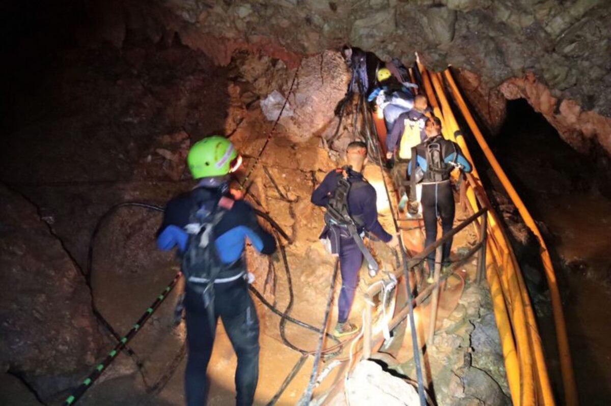 Milagro en Tailandia: rescataron a los 12 niños y al entrenador atrapados en la cueva