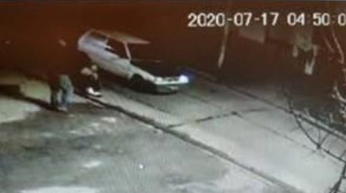 El conductor del auto que aparece en el video complicó al jubilado que mató al ladrón