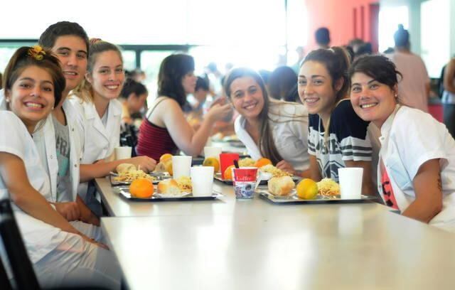 Estudiantes de la UNaM en el comedor universitario. (Facebook) Atenderá este viernes y mañana sábado para cerrar luego 15 días.