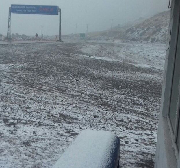 Cae nieve en Alta montaña; Las Cuevas y Los Libertadores (Chile).