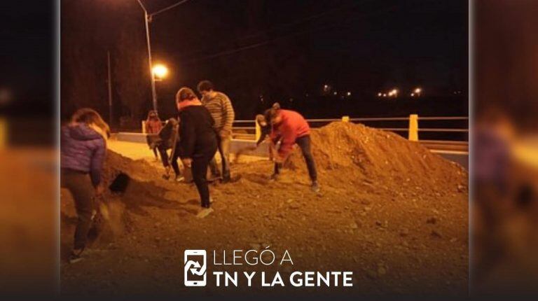 Decidieron dividir en dos la ciudad de Roca con montículos de tierra (TN)