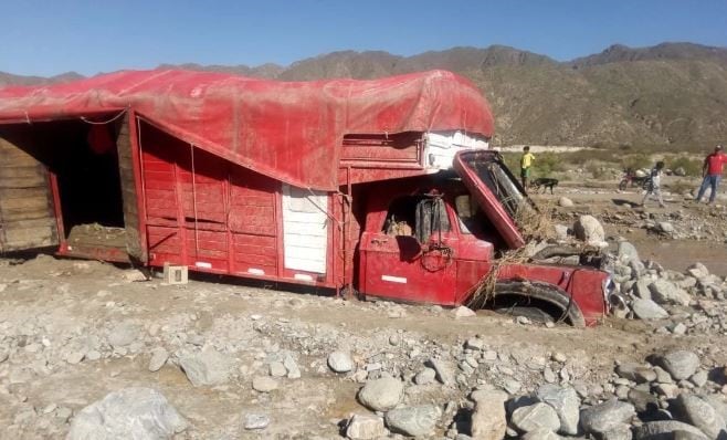 Un camión atrapado por el agua y barro del camino en Fiambalá (Foto: El Ancasti)