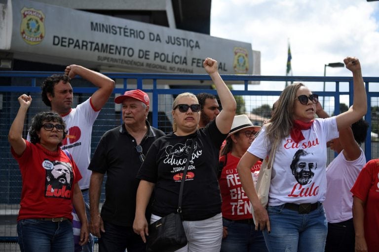 Lula durante la misa de este sábado en memoria de su difunta esposa