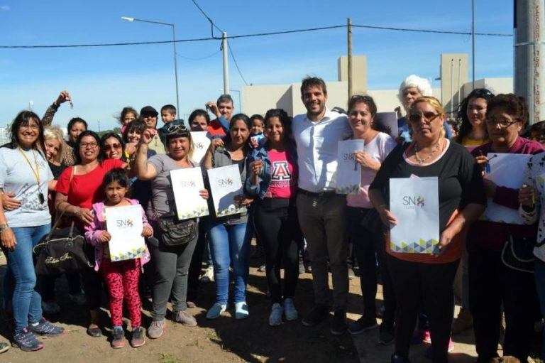 Entrega de viviendas a las familias de Villa Hermosa afectadas por las inundaciones. (Archivo)