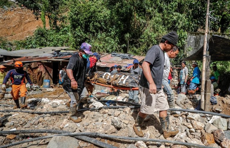 Filipinos cargan con el cuerpo de su abuelo, víctima de un corrimiento de tierra causado por el tifón Mangkhut, en la localidad de Ucab en el municipio de Itogon (Foto: Francis R. Malasig/ EFE).