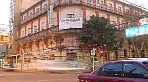 Aunque se anunció la puesta en valor del viejo hotel, hoy continúa vallado y con sus ventanas y puertas tapiadas. (web)