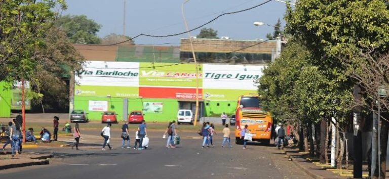 Los pasajeros deben recorrer cien metros para poder tomar el colectivo debido a que por el conflicto no entran a la Terminal. Fuente: El Territorio.