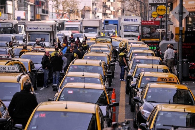 Cientos de taxistas realizaron tres cortes simultáneos en rechazo a Uber. Maxi Failla