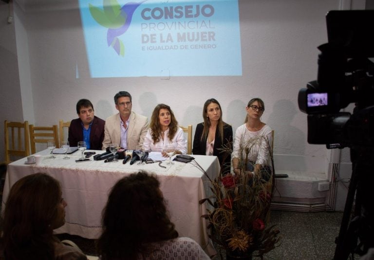 En conferencia de prensa, la presidente del Consejo Provincial de la Mujer, Alejandra Martínez, presentó el Protocolo de Actuación ante casos de violencia de género en la Administración Pública Provincial.