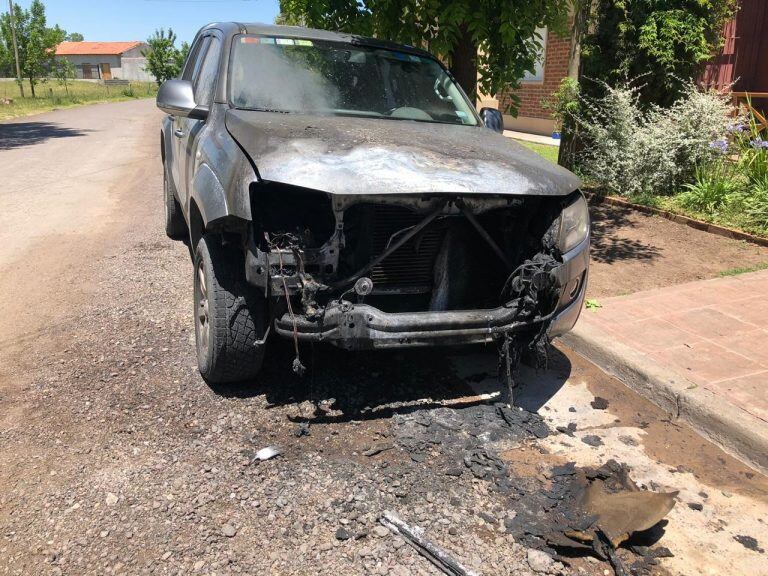 La camioneta, uno de los vehículos incendiados. (Foto: Vía Azul).