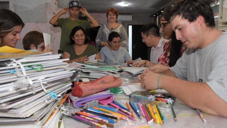 Hacen cartucheras y cuadernos para que los chicos carenciados puedan estudiar