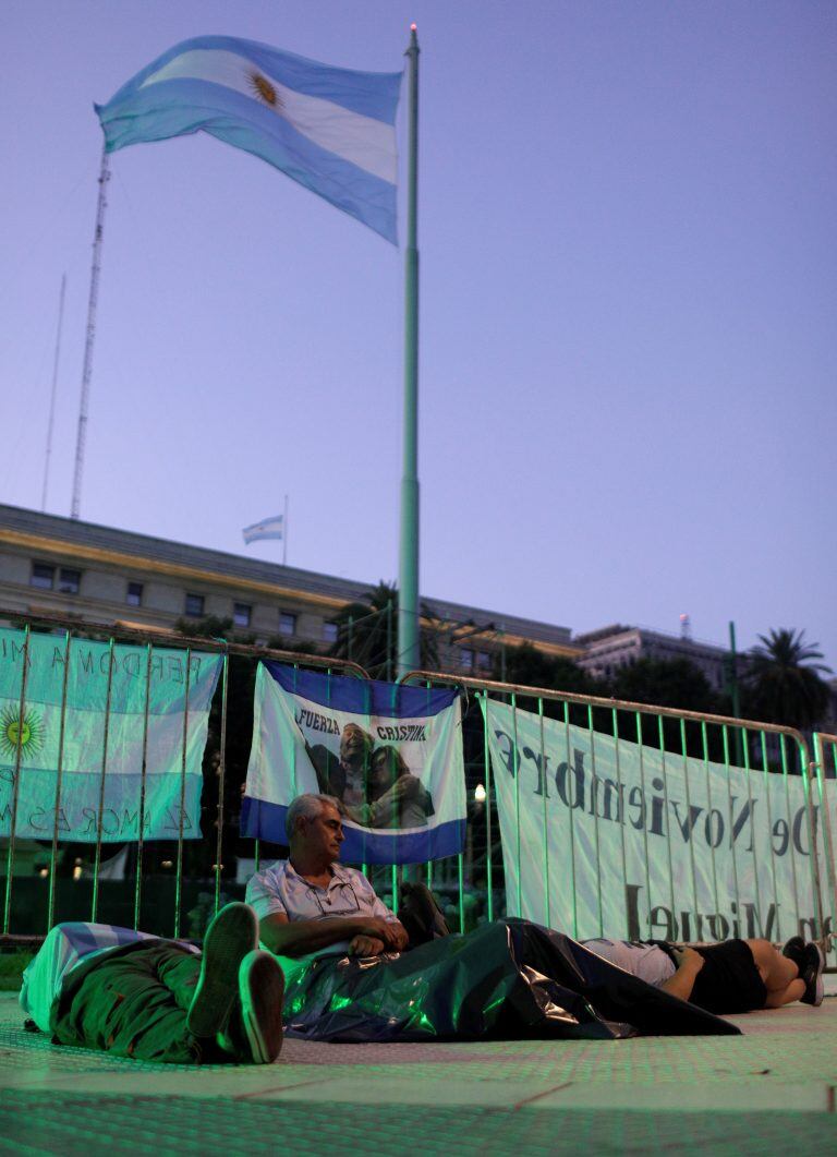 Desde el lunes hubo vigilia en Plaza de Mayo (REUTERS/Ricardo Moraes)