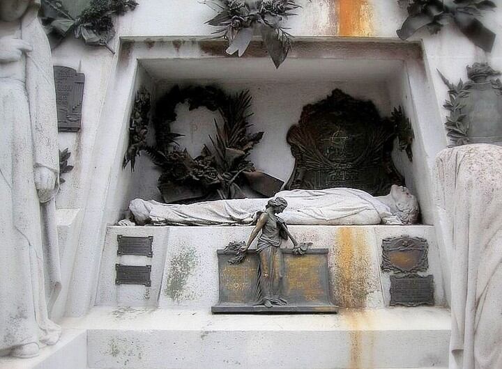 Así quedó el mausoleo de Ramón Falcón tras la explosión en el Cementerio de Recoleta. (Clarín)