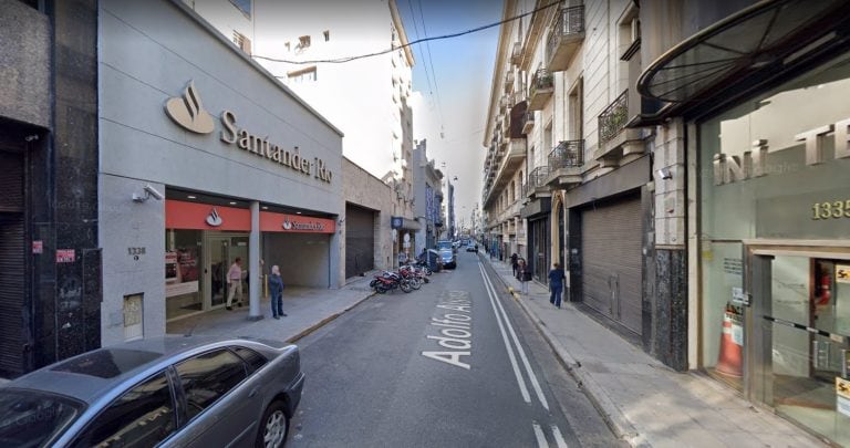 El banco donde fueron sorprendidos los estafadores. (Foto: Google)