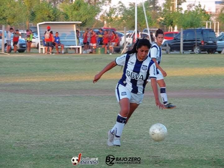 Con la mirada fija en la pelota, la Chela Castaño ya definió adónde salió su tiro. La 10 de Talleres es goleadora y además asistente.