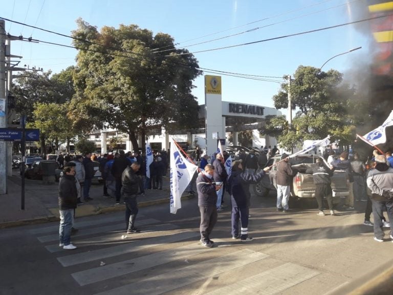 El corte de los trabajadores del Smata en la concesionaria Mediterráneo.