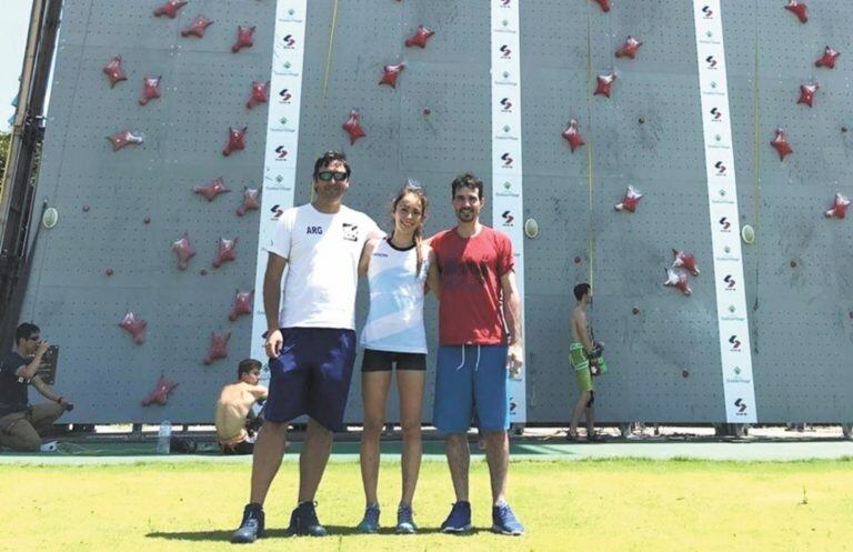 Valentina Aguado, Santiago García y el coach Tomás Vilariño.